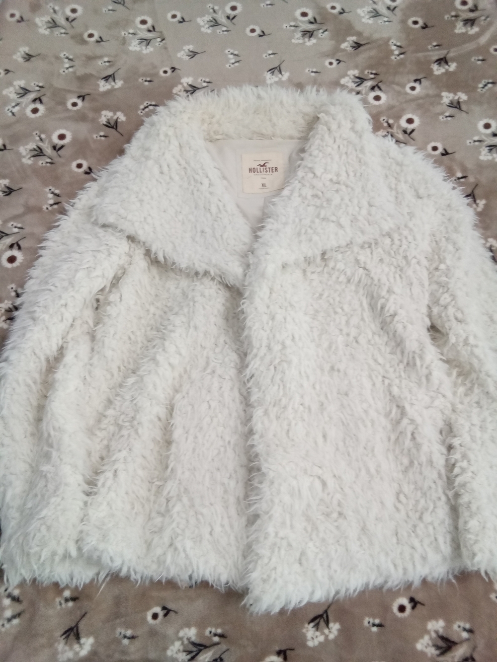Hollister Women's Off-White Fuzzy Jacket